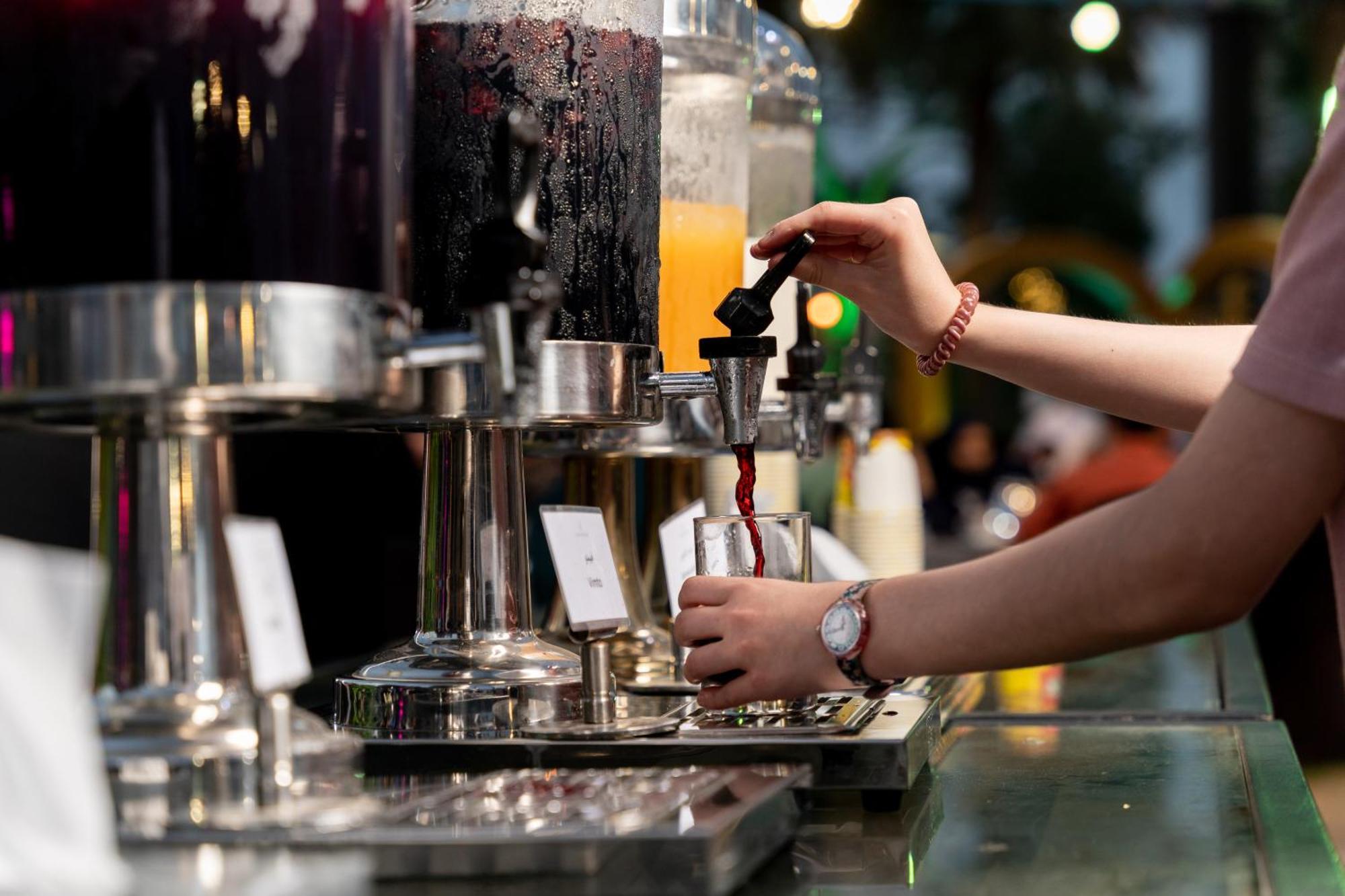 Sheraton Dammam Hotel & Convention Centre Exterior foto A bartender using a tap to serve a drink