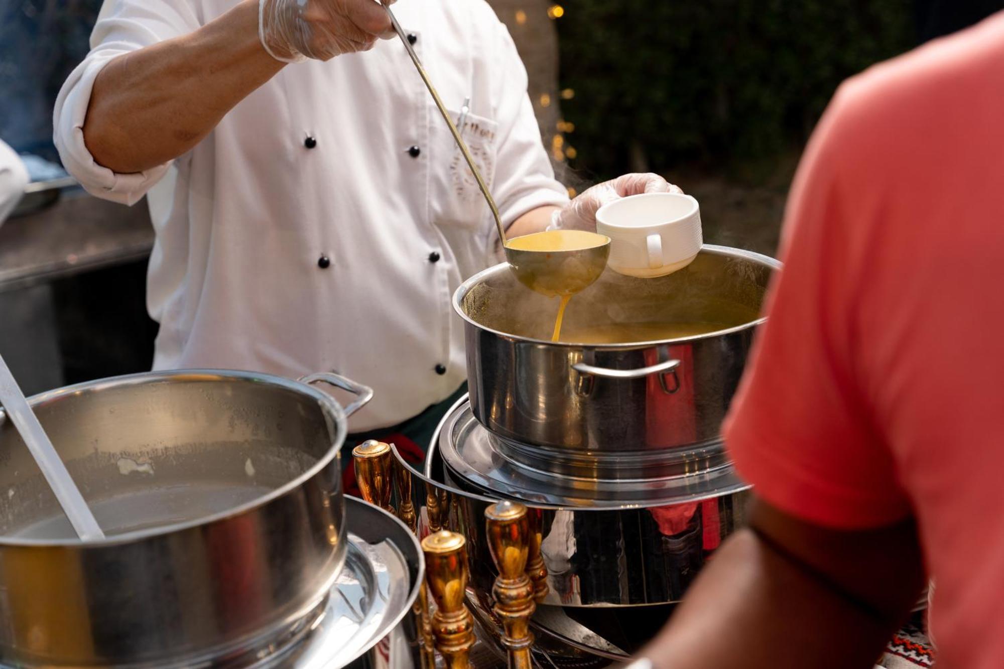 Sheraton Dammam Hotel & Convention Centre Exterior foto A chef preparing food