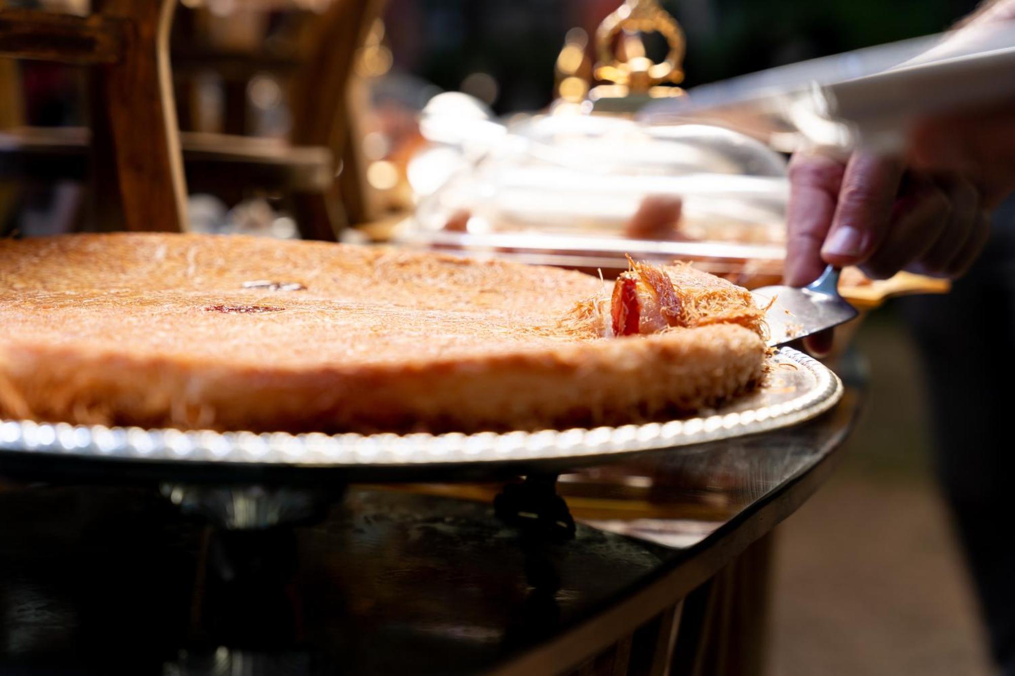 Sheraton Dammam Hotel & Convention Centre Exterior foto A pie server cutting into a pie
