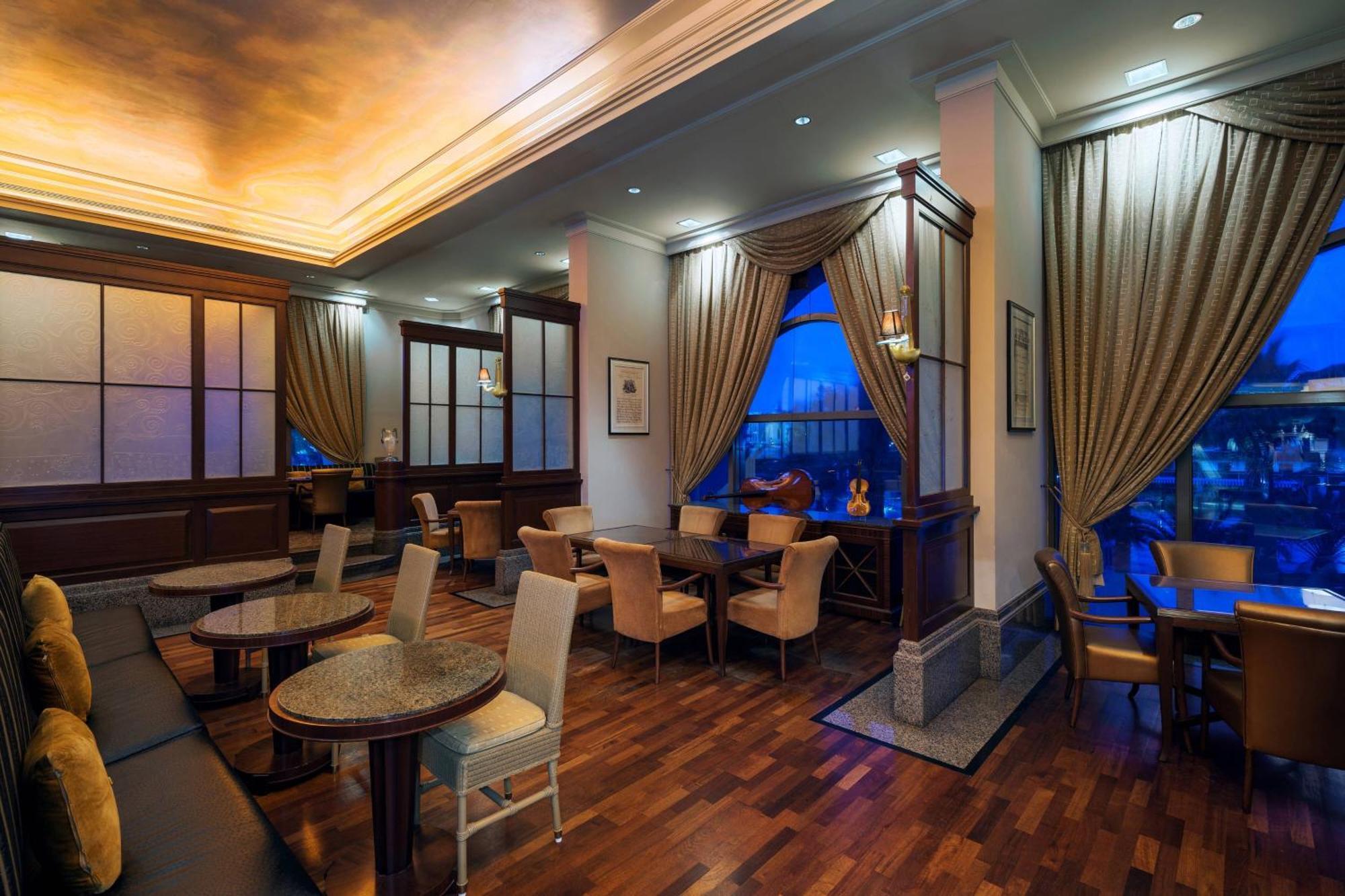 Sheraton Dammam Hotel & Convention Centre Exterior foto The lounge at the airport