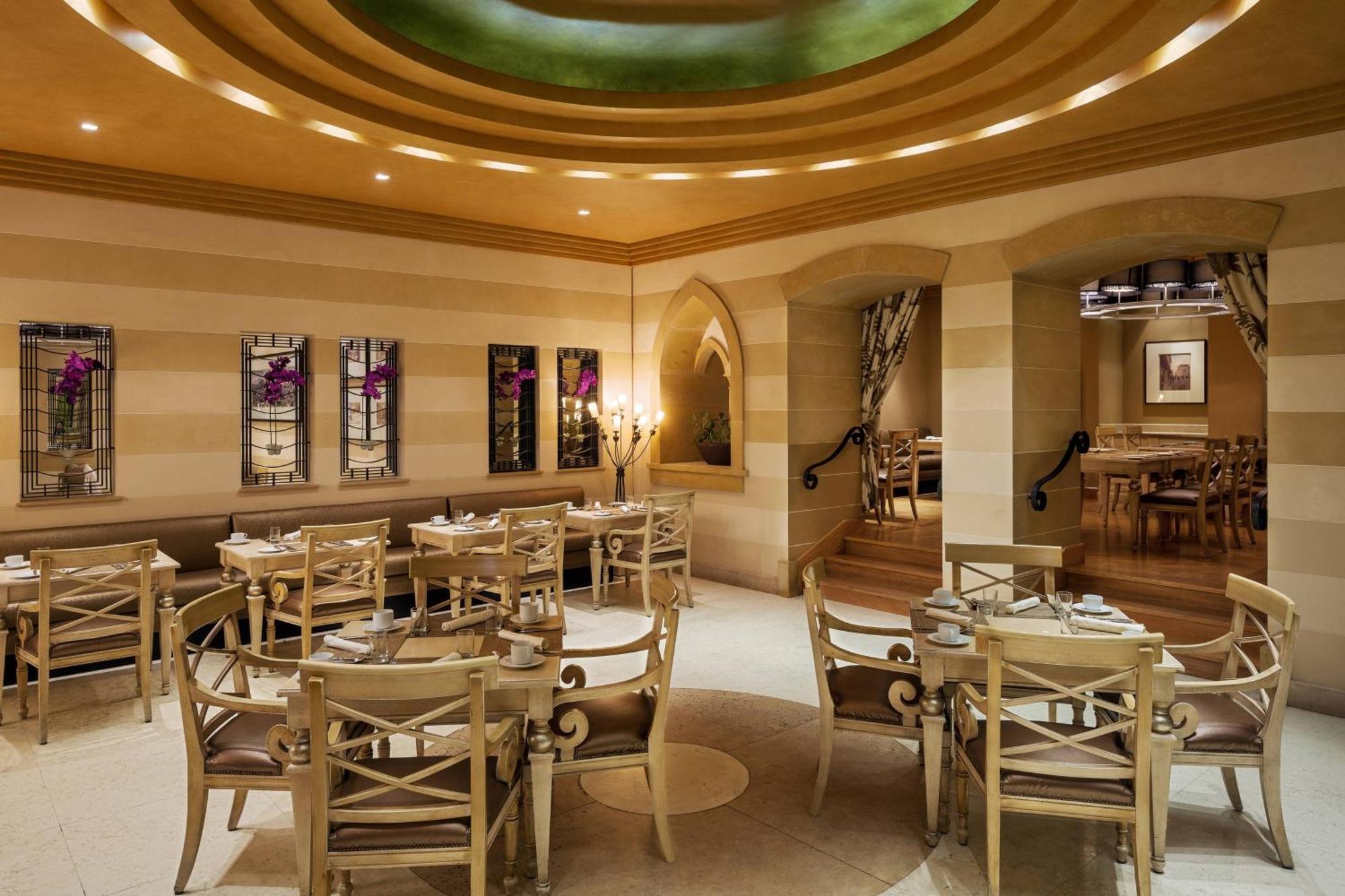 Sheraton Dammam Hotel & Convention Centre Exterior foto The interior of the restaurant