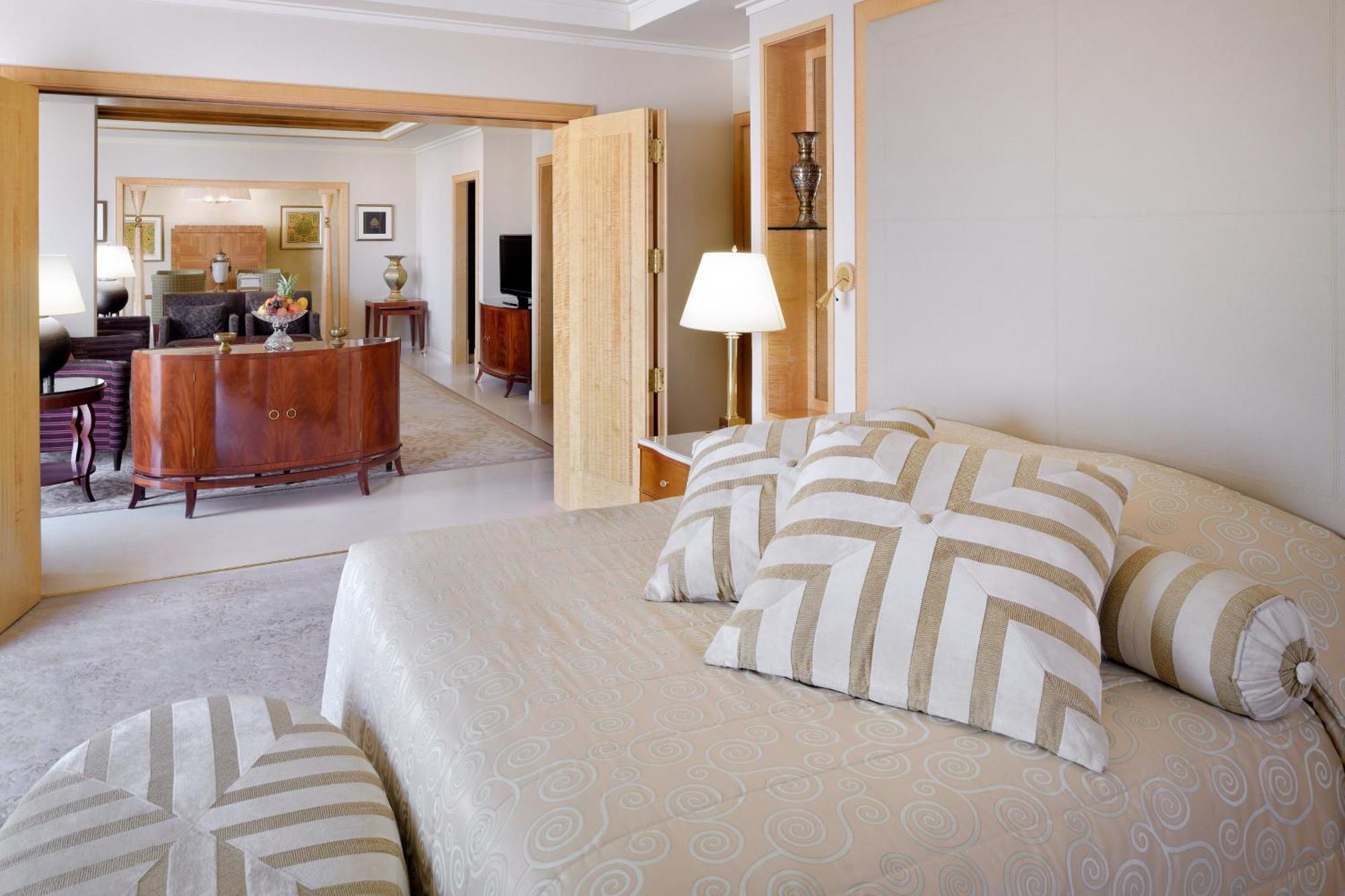 Sheraton Dammam Hotel & Convention Centre Exterior foto A suite at the hotel